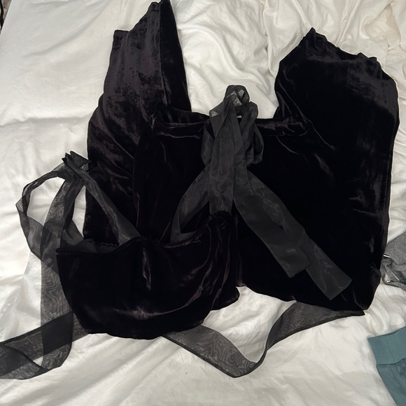 NWOT Reformation Abby Velvet Two Piece Set in Black - Picture 6 of 9